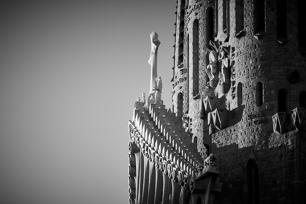 Detall de la façana de la Passió de la Sagrada Família, d'Antoni Gaudí, a Barcelona.