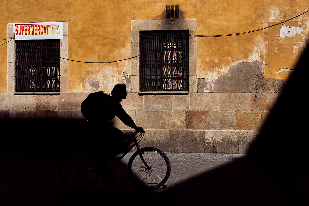 Silueta de ciclista en el carrer d'Allada-Vermell de Barcelona.