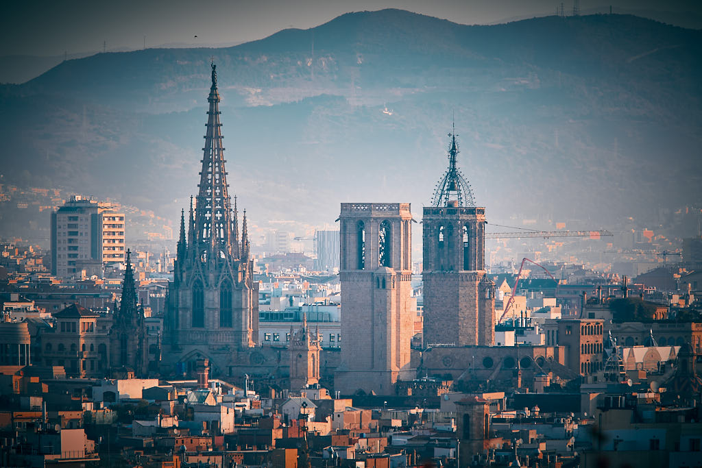 La Catedral de la Santa Creu i Santa Eulàlia, Catedral de Barcelona, des del passeig de Miramar, a Montjuïc.