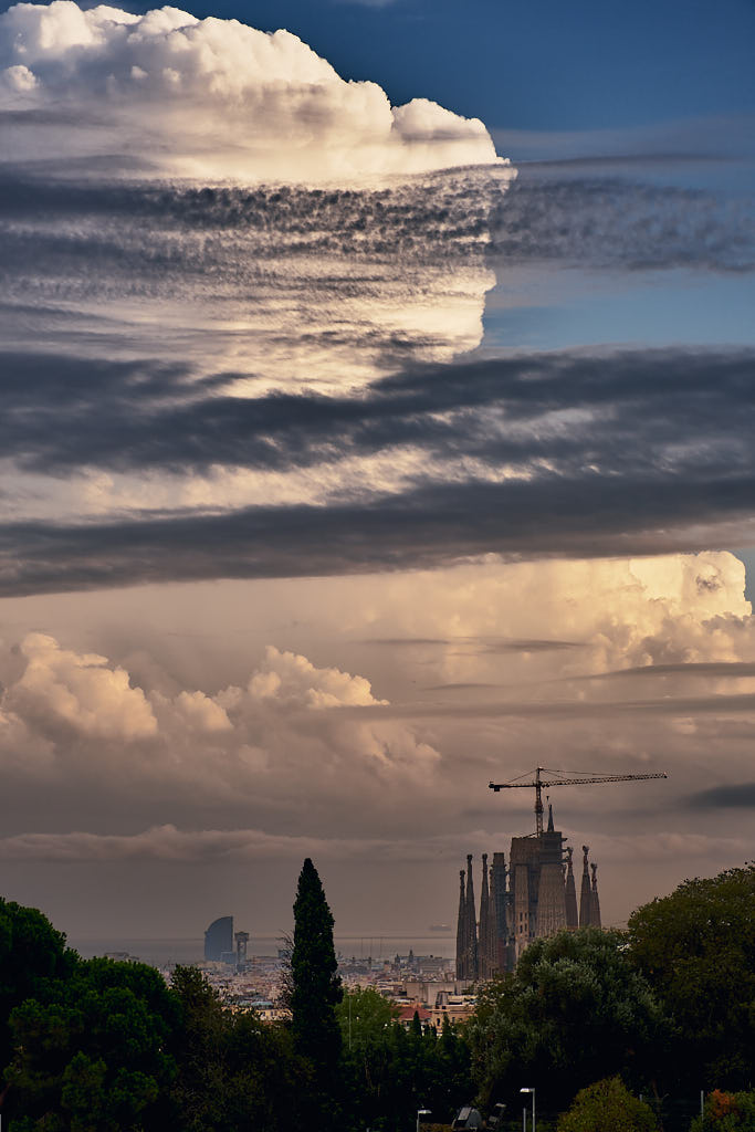 Una nuvolada amenaça tempesta sobre la ciutat de Barcelona. En la imatge es distingeixen les siluetes de la Sagrada Família i de l'Hotel W..