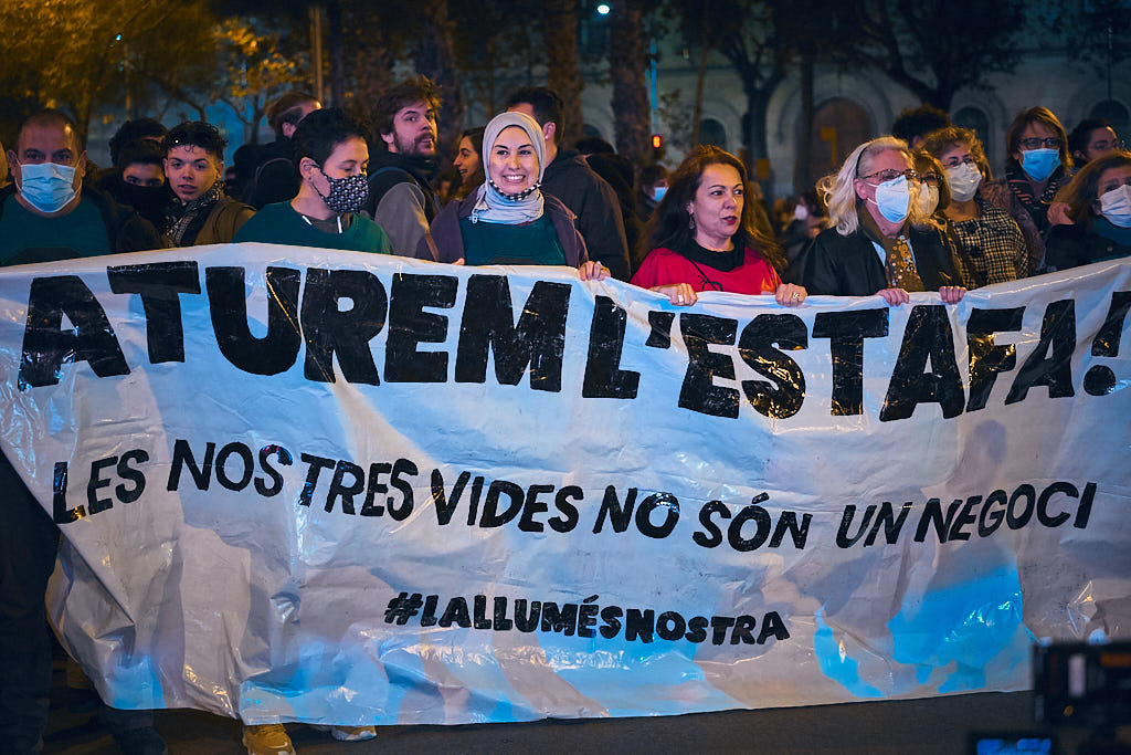 Manifestació a la plaça de la Universitat de Barcelona contra la pujada abusiva dels preus de l'energia.