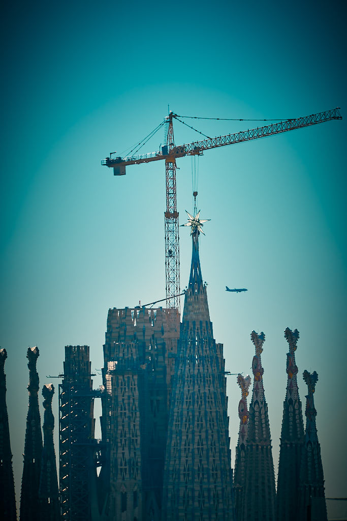 Maniobres de col·locació de l'estel de 12 puntes sobre la torre de Maria de la Sagrada Família, a Barcelona.