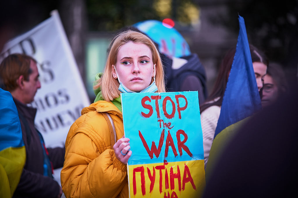 Manisfestant ucraïnesa amb una pancarta que demana la pau a la plaça de Catalunya de Barcelona.