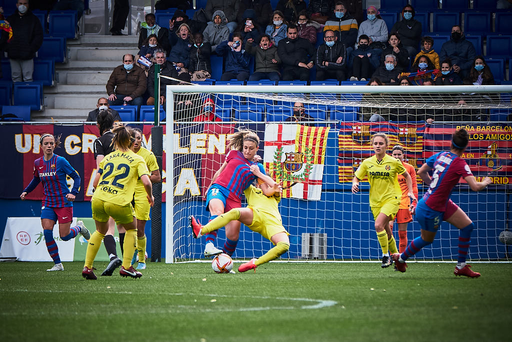 Alèxia Putellas prova d'anar-se'n d'una jugadora del Vila-real CF en la victòria del FC Barcelona per 6 a 1 a l'Estadi Johan Cruyff de Sant Joan Despí.