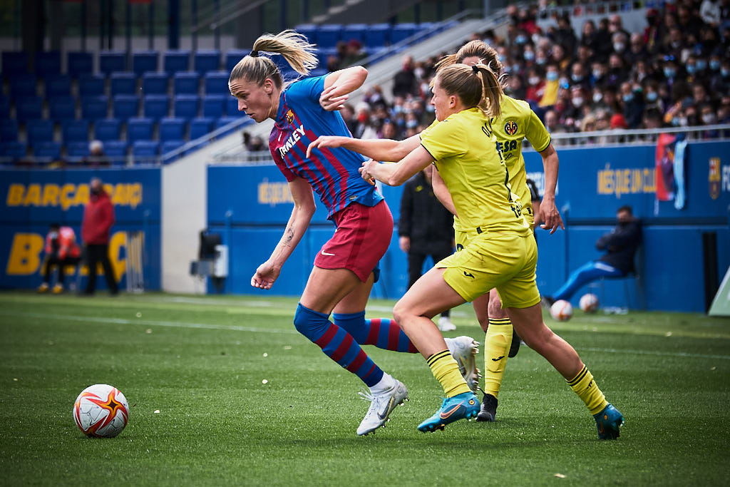 Ana-Maria Crnogorčević s'esmuny de dues jugadores del Vila-real CF en la victòria del FC Barcelona per 6 a 1 a l'Estadi Johan Cruyff de Sant Joan Despí.