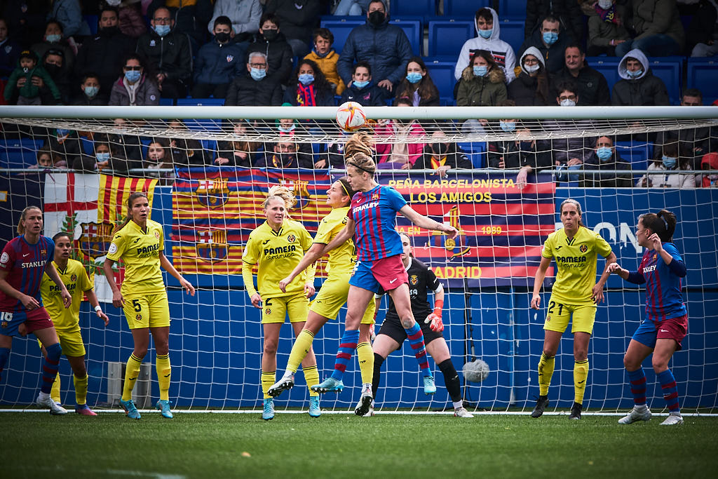 Caroline Graham Hansen lluita una pilota aèria en la victòria del FC Barcelona per 6 gols a 1 a l'Estadi Johan Cruyff de Sant Joan Despí.