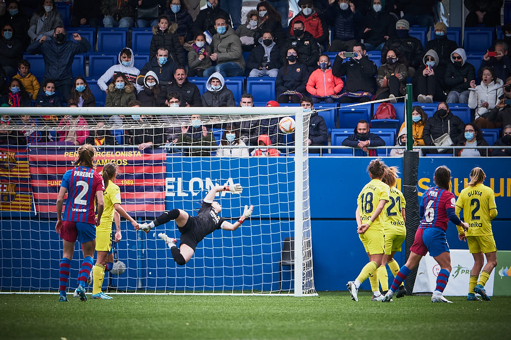 Intervenció de mèrit de la portera del Vila-real CF, en la victòria per 6 a 1 del FC Barcelona en l'estadi Johan Cruyff de la Ciutat Esportiva de Sant Joan Despí.