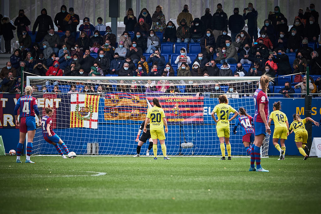 Caroline Graham Hansen executa un penal contra el Vila-real CF en la victòria del FC Barcelona per 6 gols a 1 a l'Estadi Johan Cruyff de la Ciutat Esportiva de Sant Joan Despí.