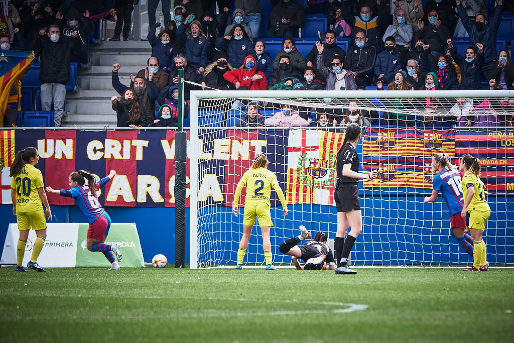 Claudia Pina bat la portera del Vila-real CF en una treballada victòria del FC Barcelona per 6 gols a 1 a l'Estadi Johan Cruyff de la Ciutat Esportiva de Sant Joan Despí.