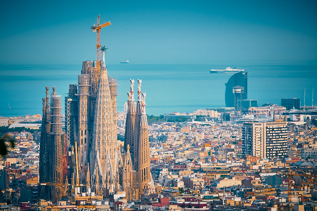 Panoràmica de Barcelona amb la Sagrada Família en primer terme i l'Hotel W al fons.