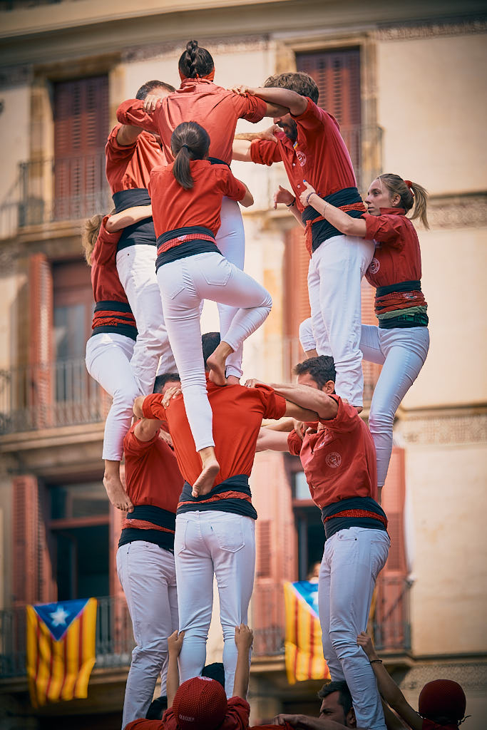 Actuació de la Colla Jove de Valls en la Diada Castellera de la Mercè 2022. Plaça de Sant Jaume, Barcelona.