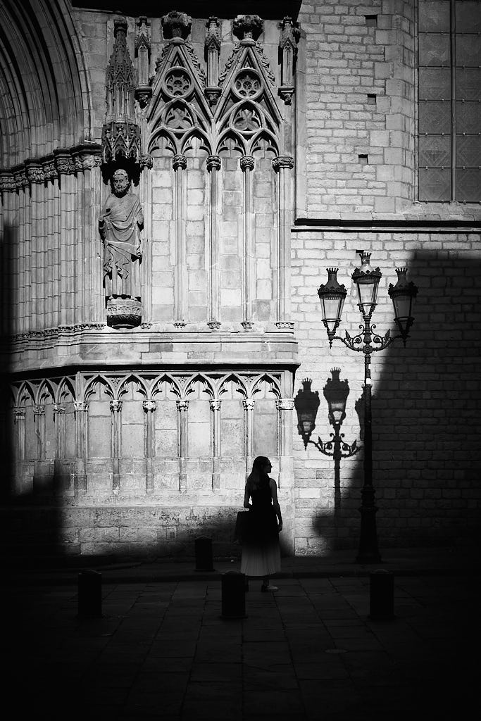 Silueta d'una noia davant la porta de Santa Maria del Mar, a Barcelona.