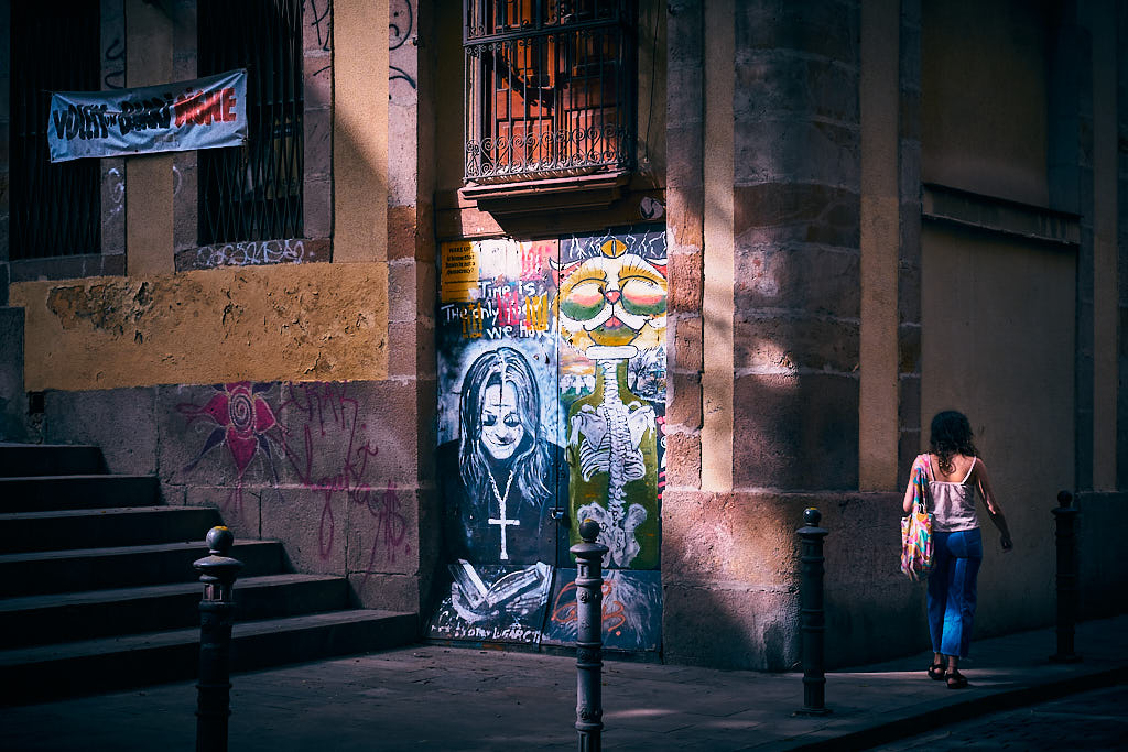 Graffiti en una porta de la placeta que formen els carrers de la Sèquia i de les Basses de Sant Pere, en el barri de Sant Pere de Barcelona.