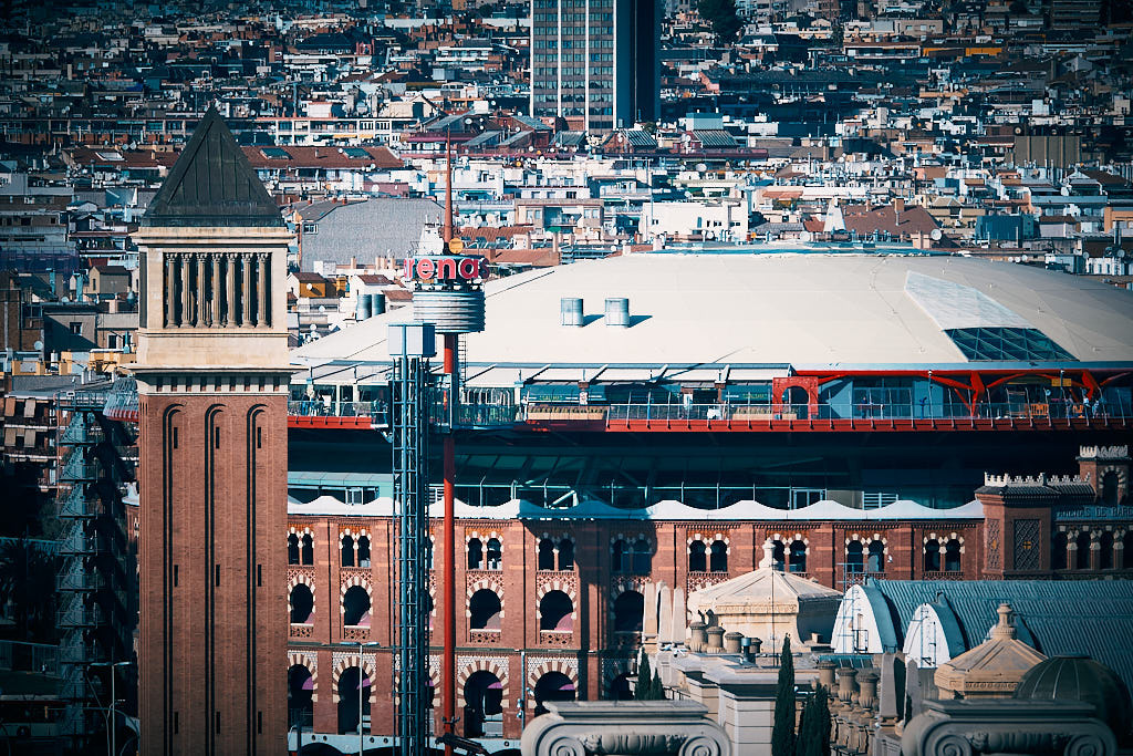 Detall d'una de les Torres Venecianes i del Centre Comercial Arenas de Barcelona, a la plaça d'Espanya.