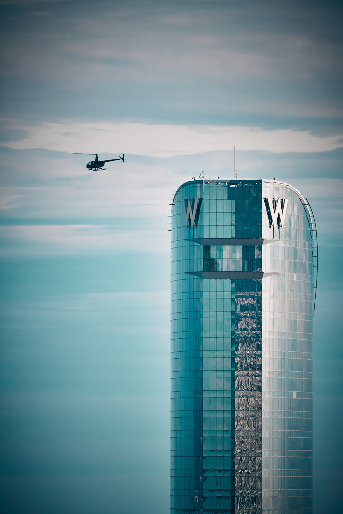 Un helicòpter de salvament marítim sobrevola l'Hotel W, en el barri de la Barceloneta de Barcelona.