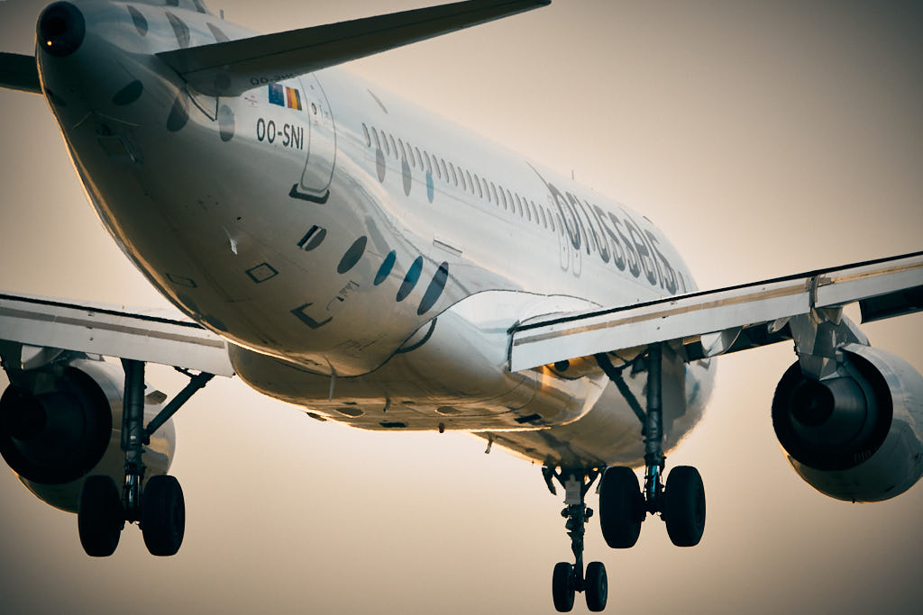 Avió de Brussels Airlines a punt d'aterrar a l'Aeroport de Barcelona.