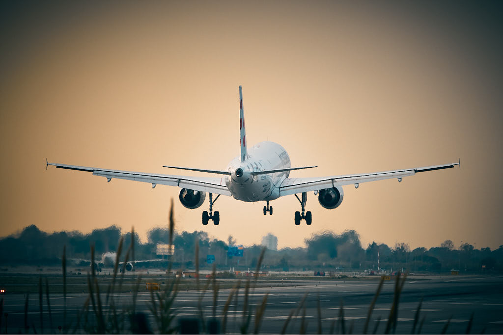 Avió de Brussels Airlines a punt d'aterrar a l'Aeroport de Barcelona.