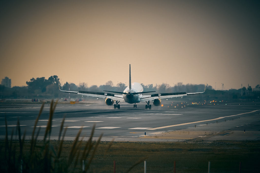 Un avió de Vueling aterra en l'Aeroport de Barcelona.