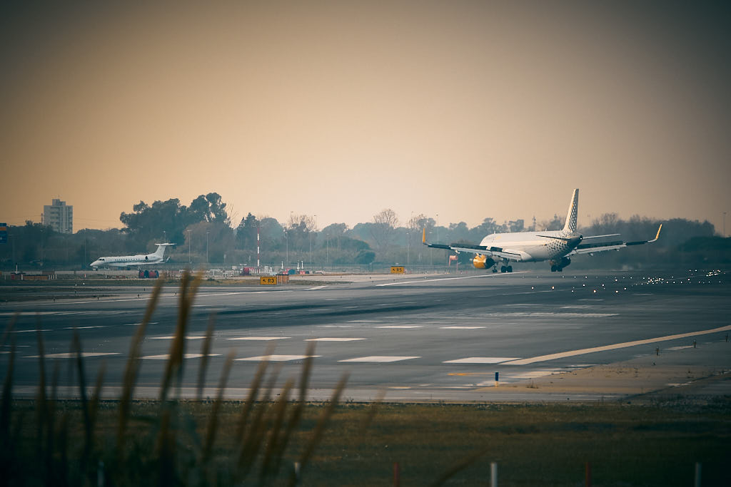 Un avió de Vueling que acaba d'aterrar maniobra en l'Aeroport de Barcelona.