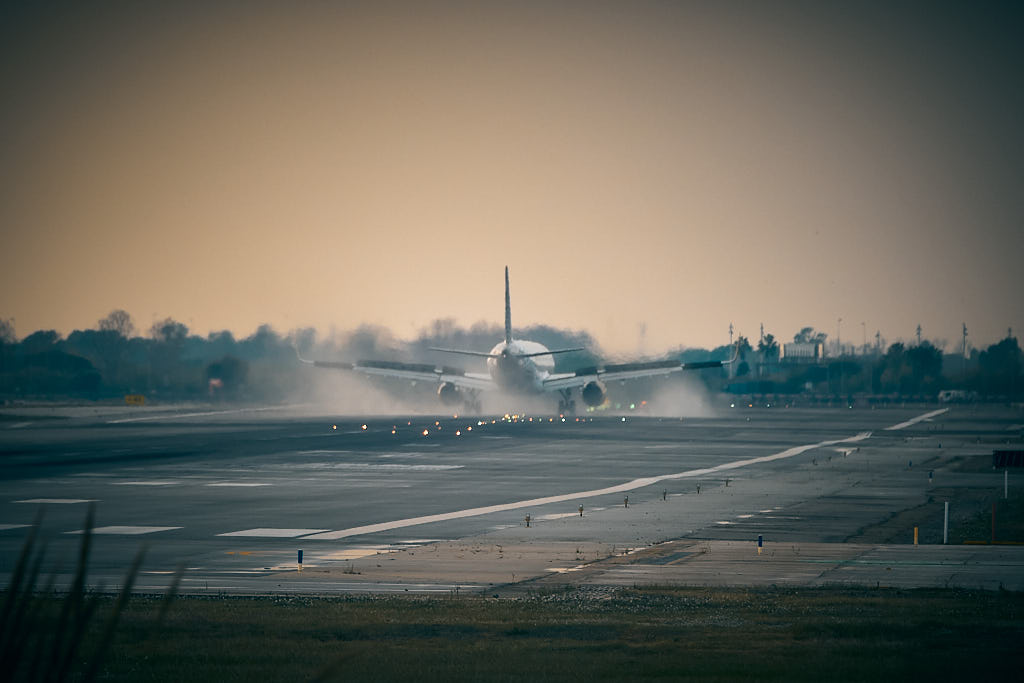 Un avió de Vueling aterra en l'Aeroport de Barcelona.