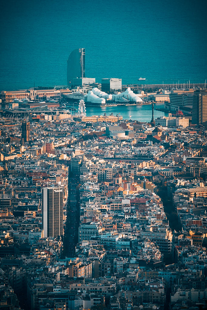 El carrer de Balmes i el carrer de Muntaner, artèries verticals de la ciutat de Barcelona. Al fons, el Port Vell i l'Hotel W.