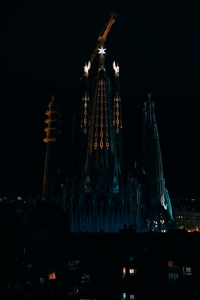 Inauguració de la il·luminació de les torres de Lluc i Marc de la Sagrada Família, vista des de l'hotel Sercotel Rosselló de Barcelona.