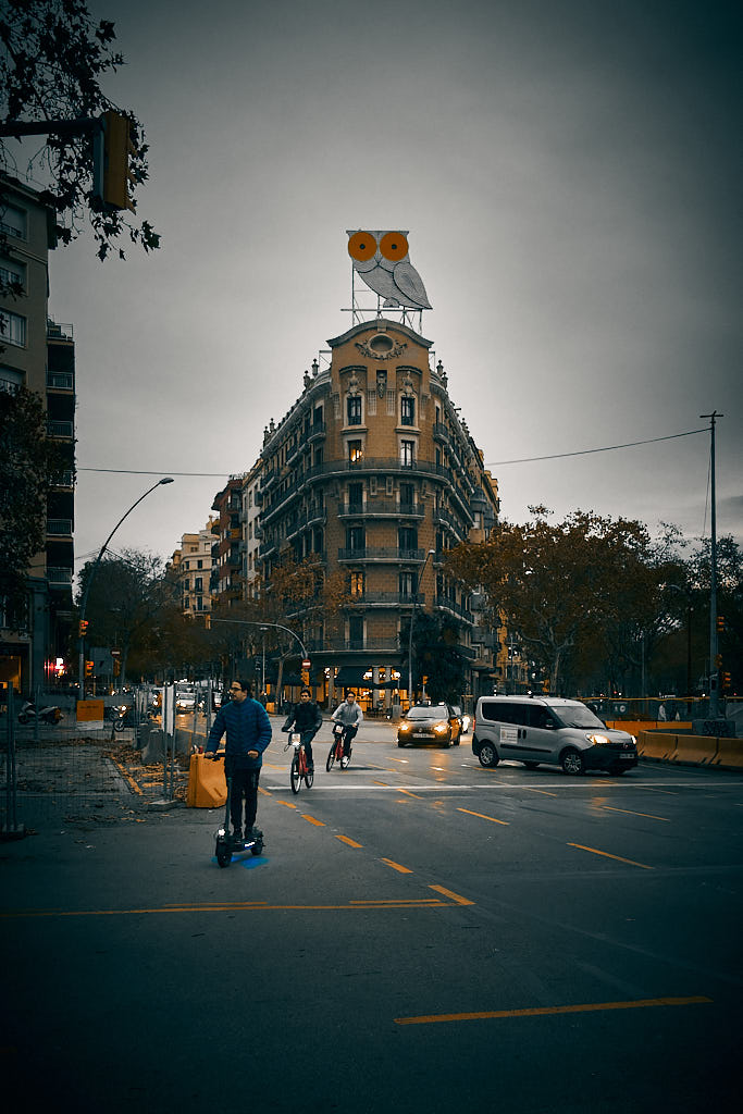 Mussol de Rótulos Roura, en la plaça de Mossèn Cinto Verdaguer de Barcelona, famós reclam publicitari dels anys seixanta que ha perdurat com a icona de la ciutat.